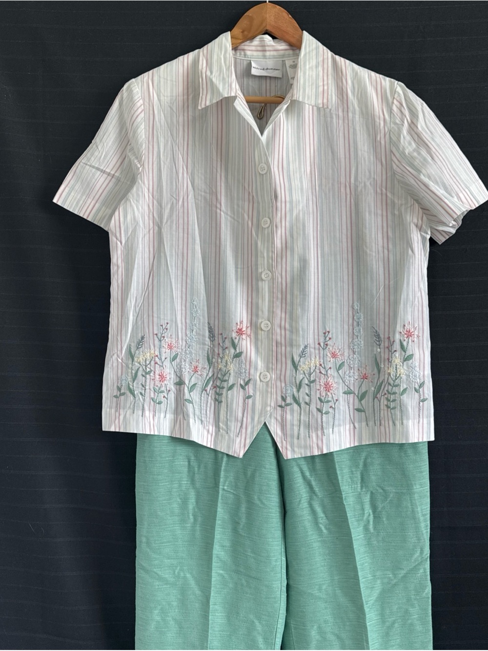 Alfred Dunner White Muted Stipe Short Sleeve Blouse Green Pants Outfit Set 10